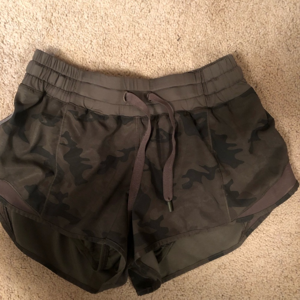 Lululemon camo hotty hot shorts. Size 6
